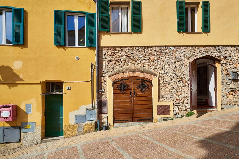 Facade/entrance, Neighbourhood