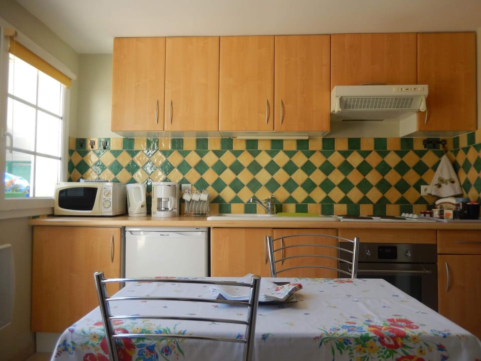Coffee/tea facilities, Kitchen or kitchenette, Decorative detail, Dining area, Family, pet friendly, stove