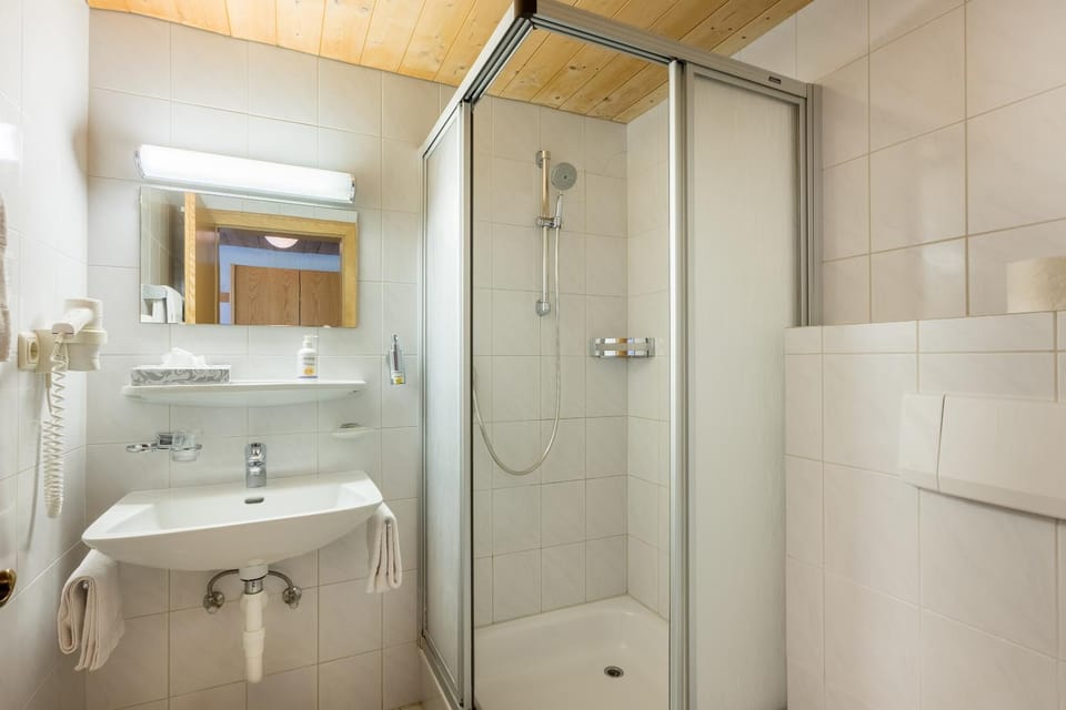 Shower, Bathroom, towels