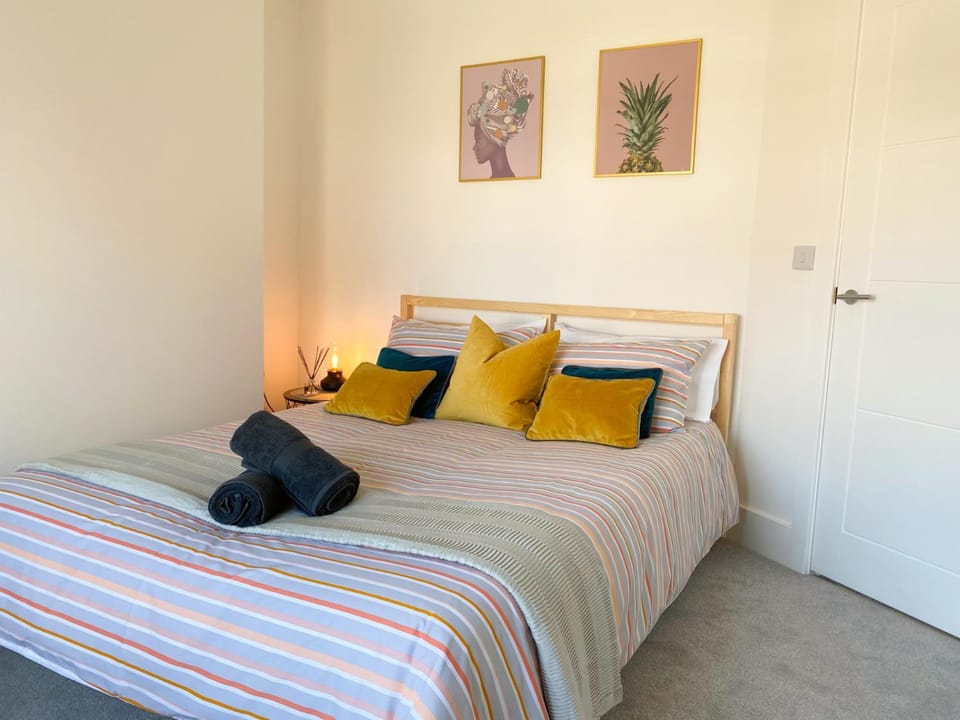 Stunning New House - Great Location - Garden - Parking - Fast WiFi - Smart TV - Beautiful 2 Bedroom House sleeps up to 6! Only 5 min drive to Sandbanks beach! House in Poole