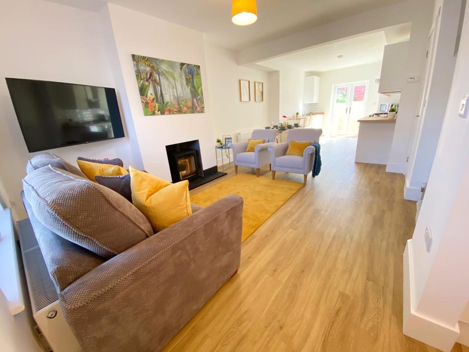Stunning New House - Great Location - Garden - Parking - Fast WiFi - Smart TV - Beautiful 2 Bedroom House sleeps up to 6! Only 5 min drive to Sandbanks beach! House in Poole