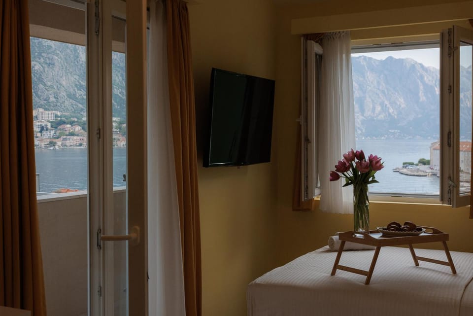 TV and multimedia, Photo of the whole room, Bedroom