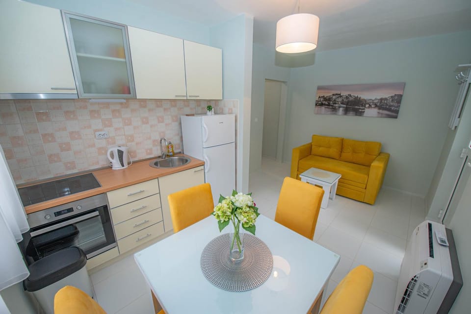 Kitchen or kitchenette, Seating area, Dining area, stove