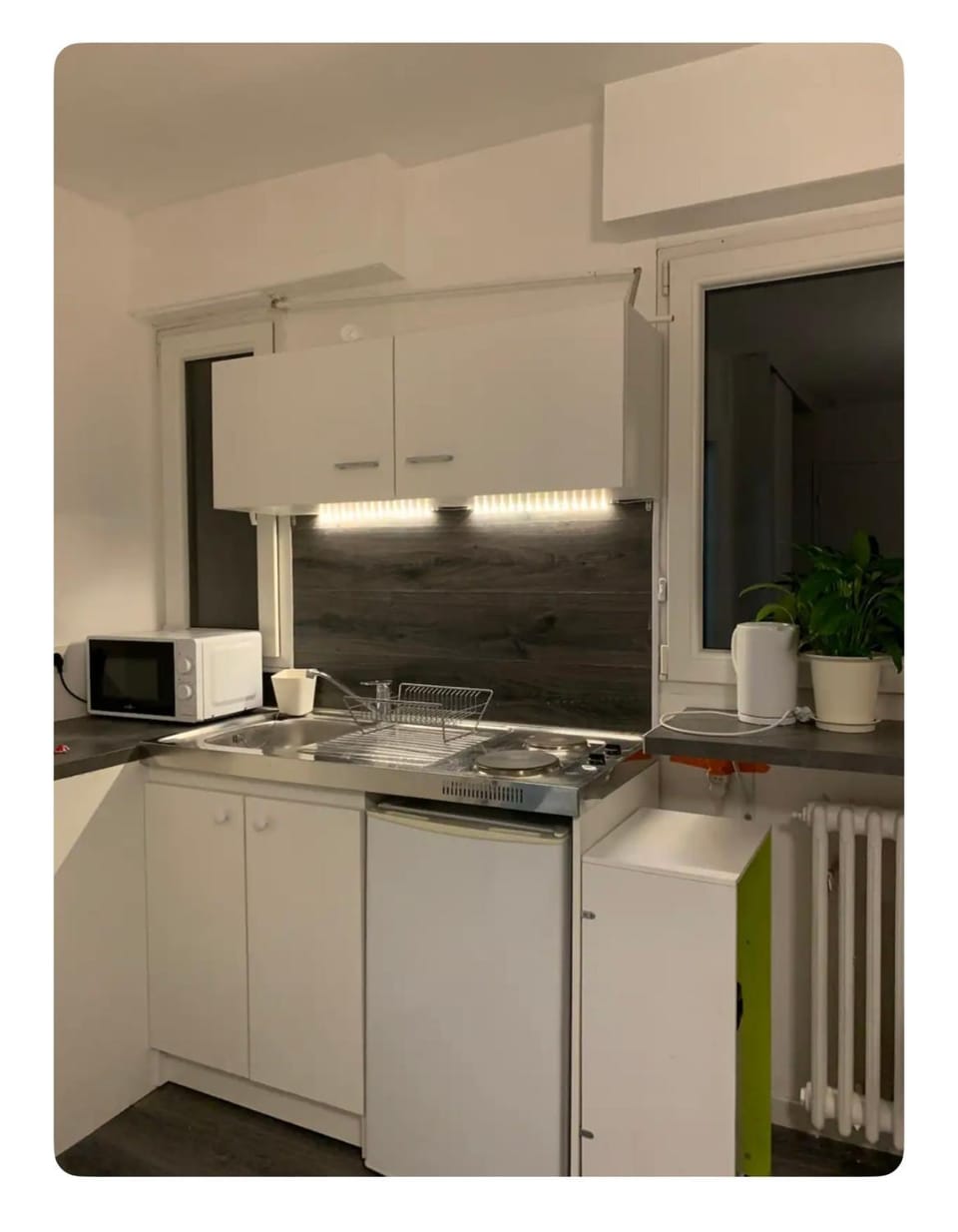 Kitchen or kitchenette, minibar