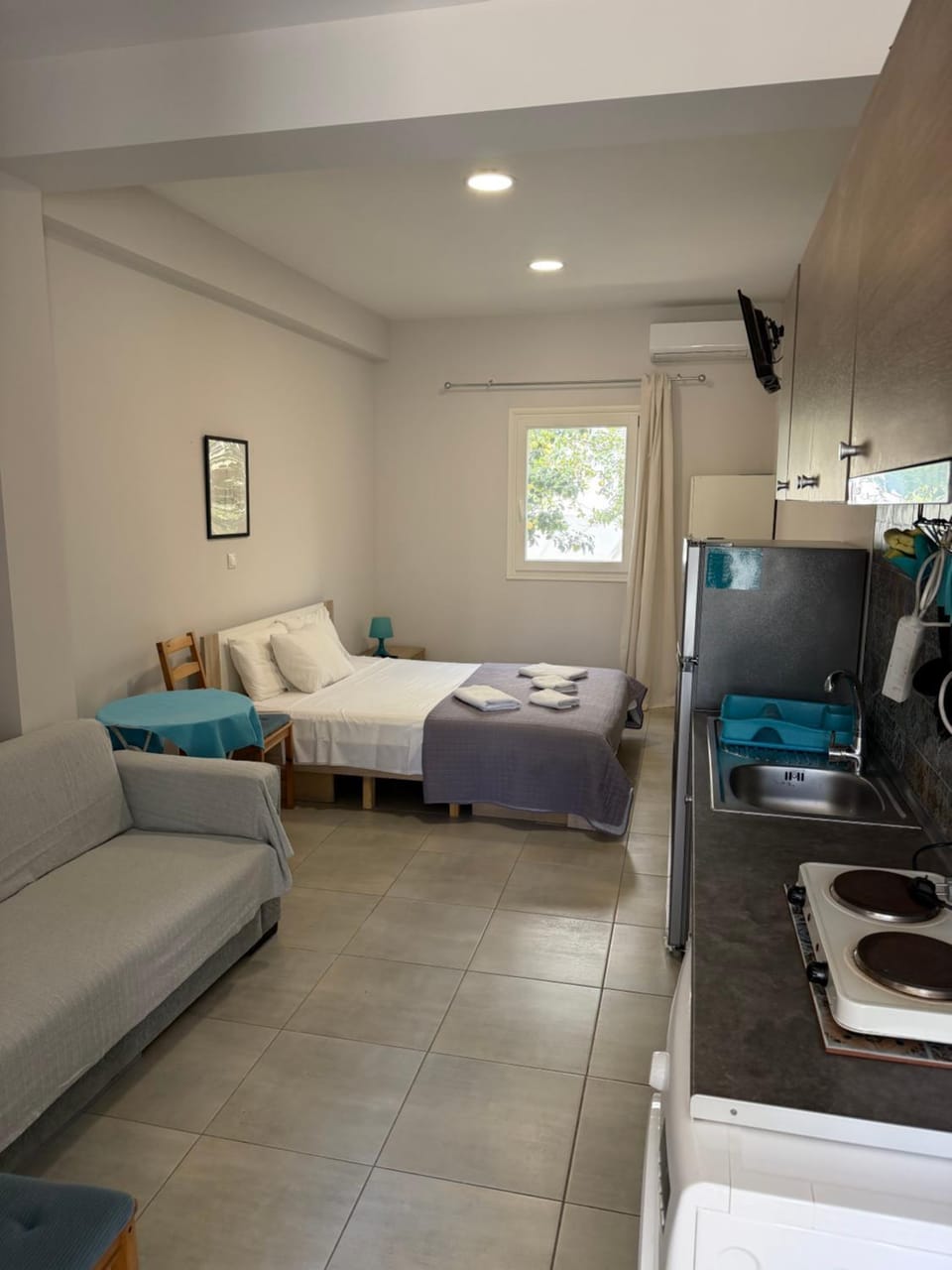 Bed, TV and multimedia, Kitchen or kitchenette, Living room, Photo of the whole room, Seating area, Bedroom, towels