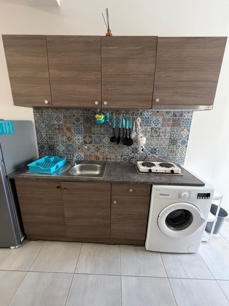 Kitchen or kitchenette, washing machine