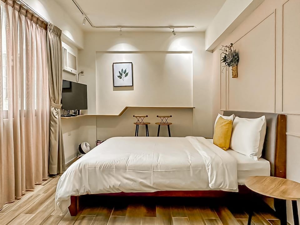 Bed, TV and multimedia, Photo of the whole room, Bedroom