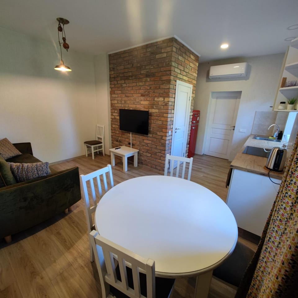 Bed, TV and multimedia, Dining area, kitchen