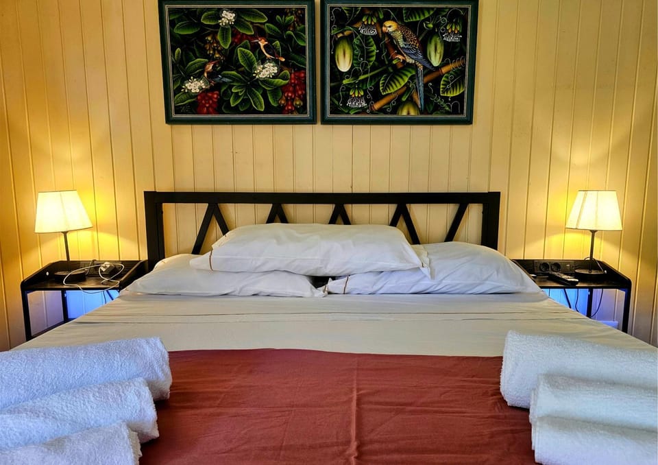 Bed, Bedroom, towels, towels