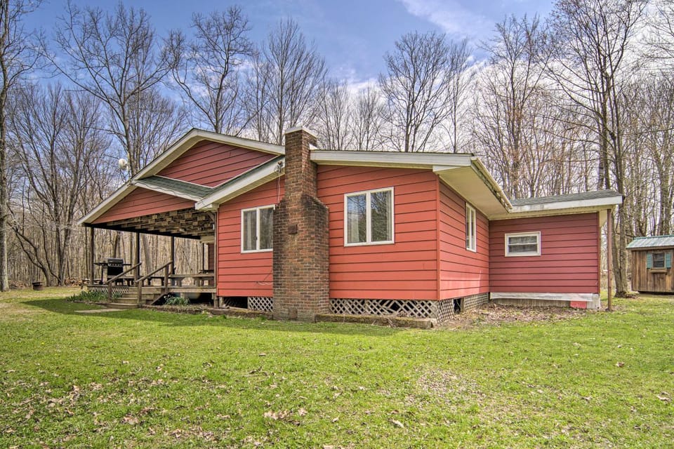 Rustic & Modern Russell Cabin w/ Grill + Deck Cabin in Allegheny River