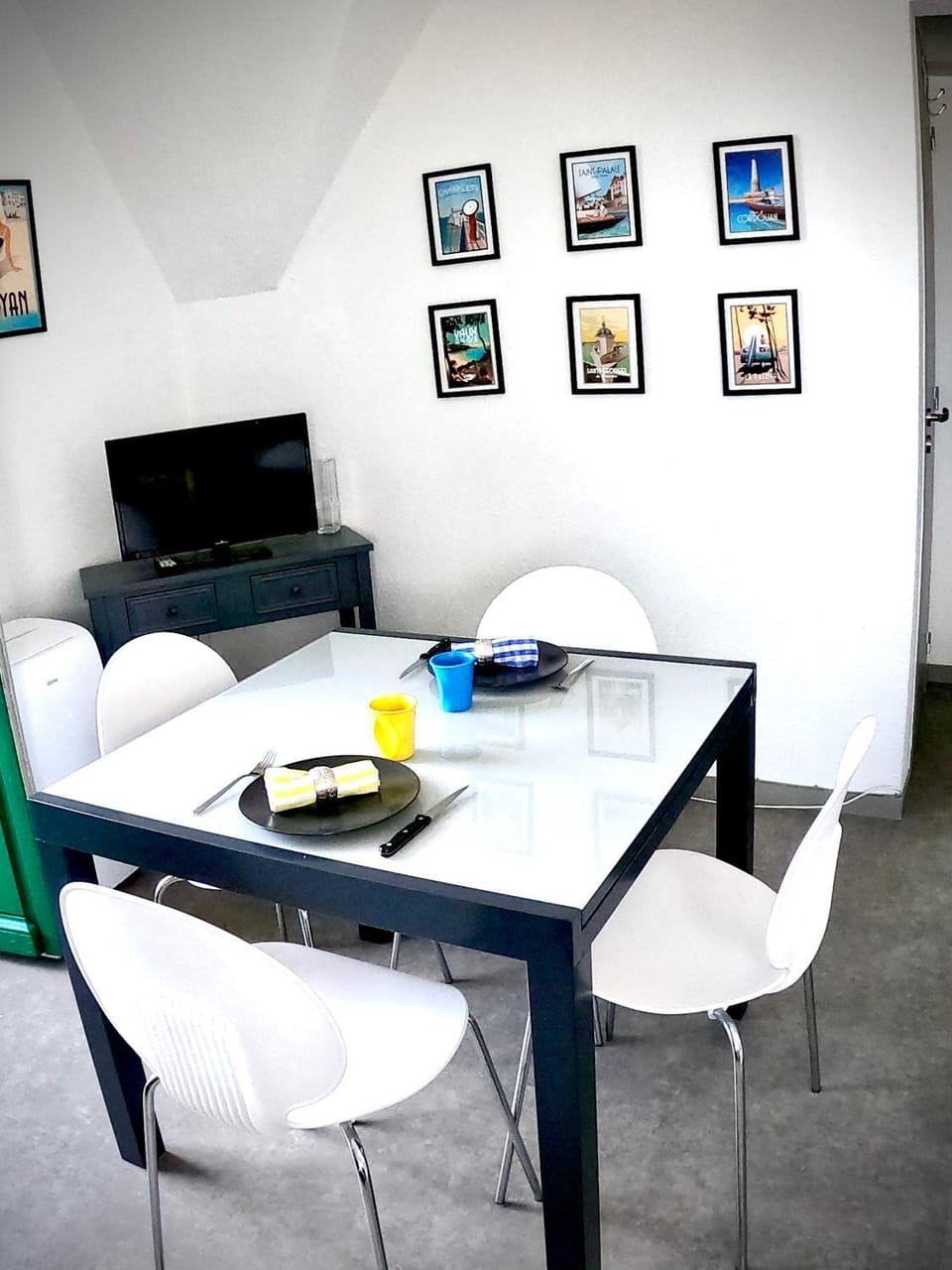 TV and multimedia, Seating area, Dining area