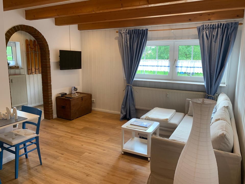 Bed, TV and multimedia, Living room, Seating area