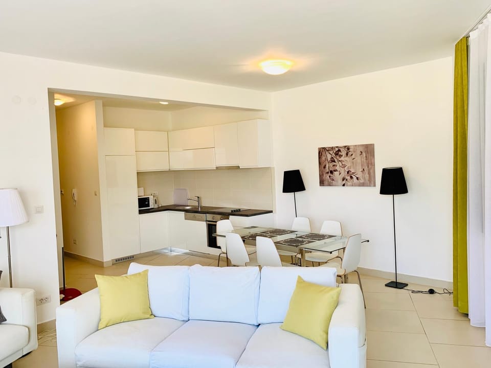 Kitchen or kitchenette, Living room, Seating area, Dining area, minibar, stove