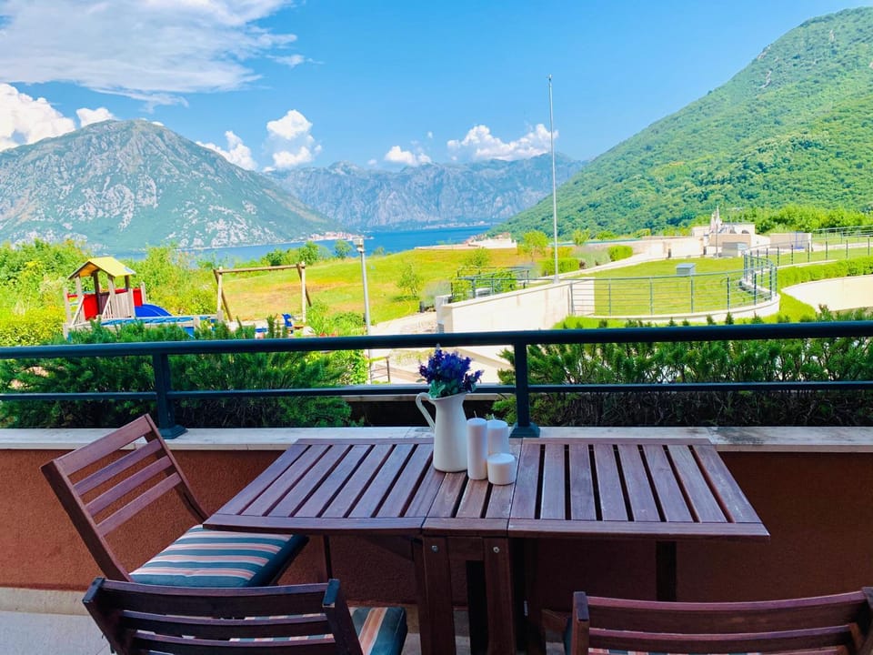 Nearby landmark, Day, Natural landscape, View (from property/room), Balcony/Terrace, Living room, Dining area, Lake view, Mountain view, River view