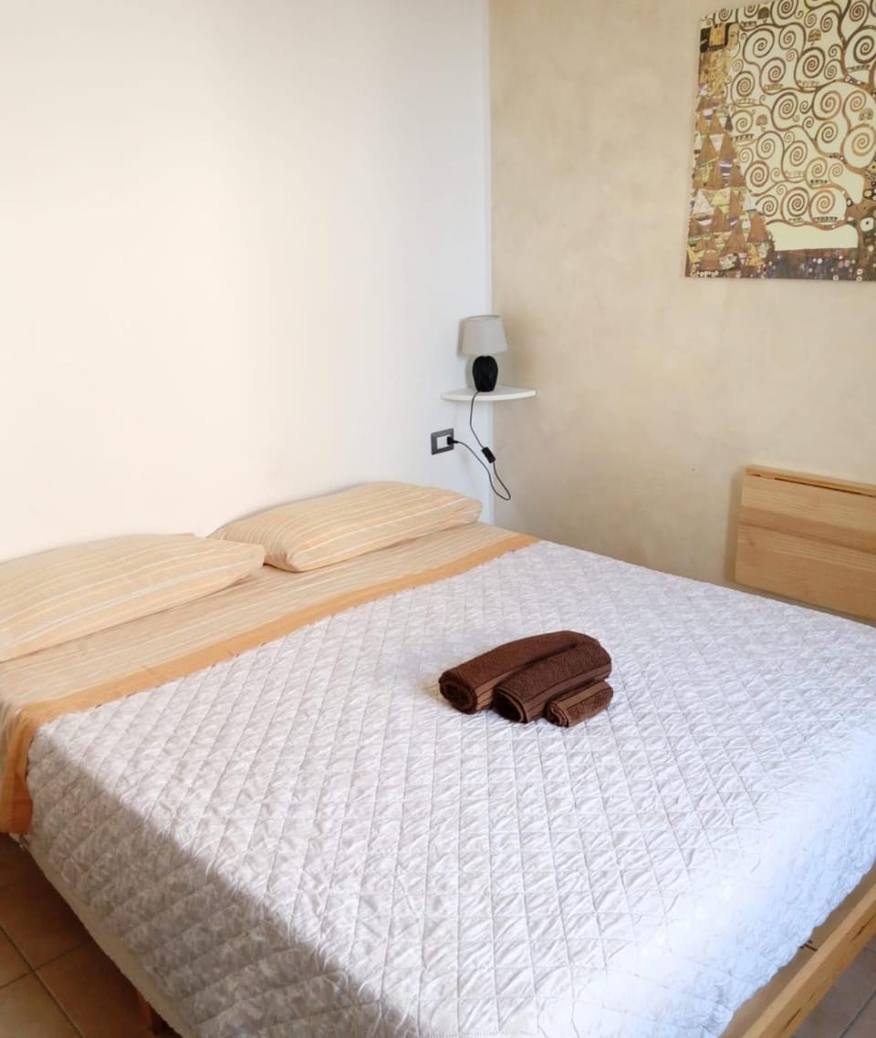 Bed, Photo of the whole room, towels