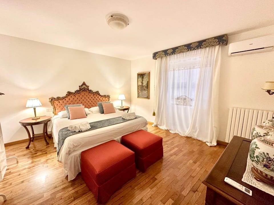 Bed, Photo of the whole room, Bedroom, air conditioner