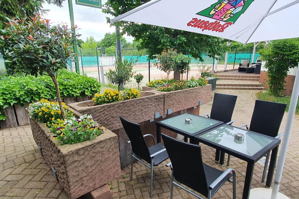 Restaurant/places to eat, Balcony/Terrace