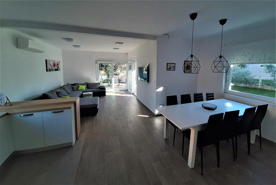 TV and multimedia, Living room, Dining area