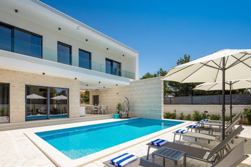 Property building, Swimming pool, Swimming pool