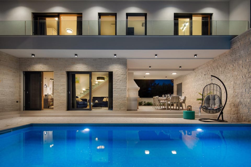 Night, BBQ facilities, Balcony/Terrace, Pool view