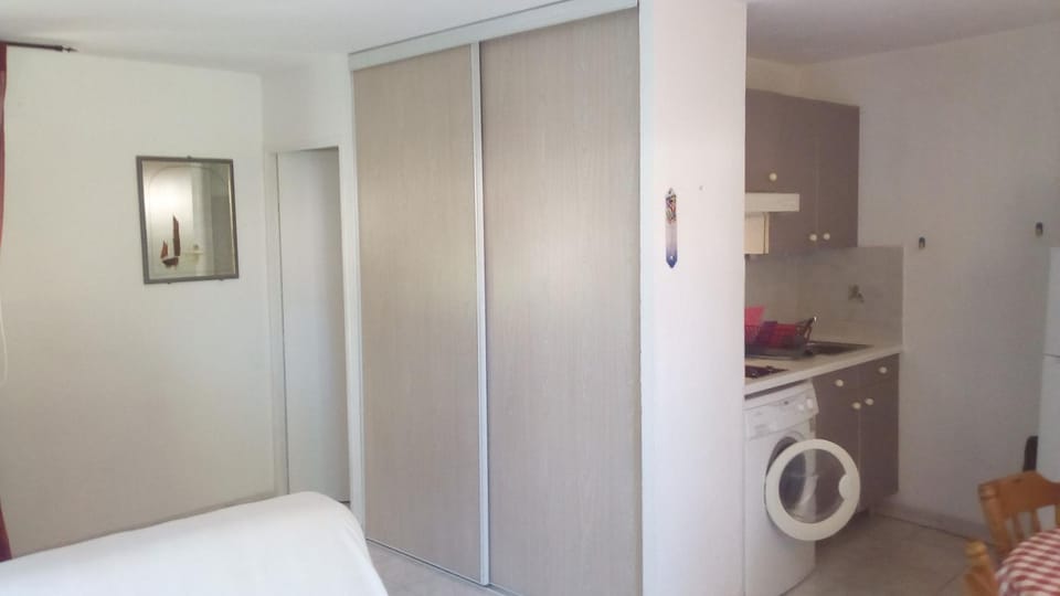 Studio de 27 m² + 70 m² de jardin à 100 m des plages Apartment in Cavalaire-sur-Mer