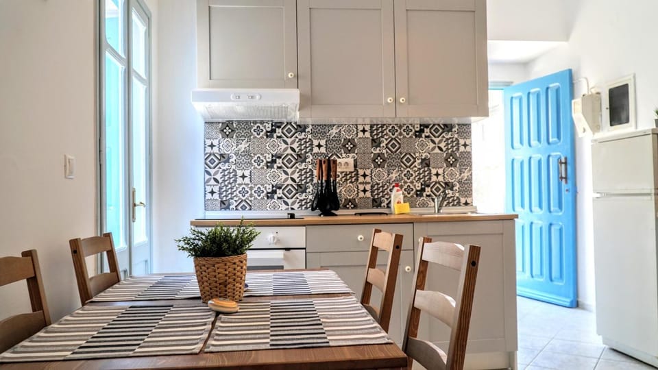 Kitchen or kitchenette, Seating area