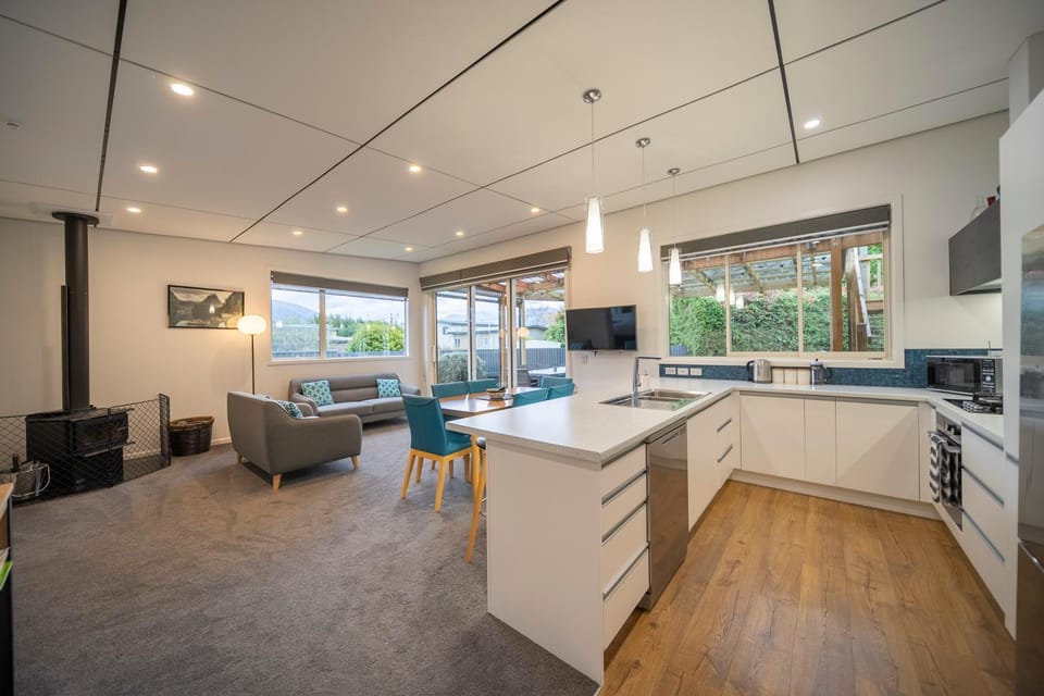 Kitchen or kitchenette, Seating area, Dining area
