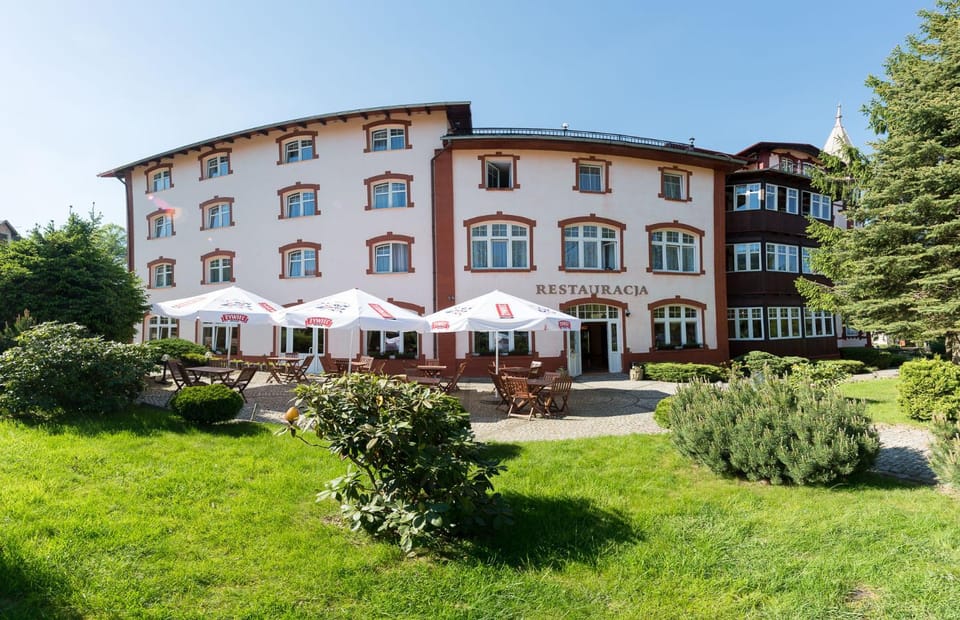 Property building, Restaurant/places to eat, Garden, Balcony/Terrace, Garden view, Meals, Lunch, Dinner, Drinks, Alcoholic drinks, Non alcoholic drinks