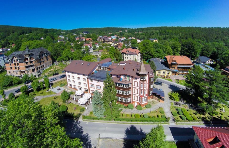 Property building, Restaurant/places to eat, Bird's eye view