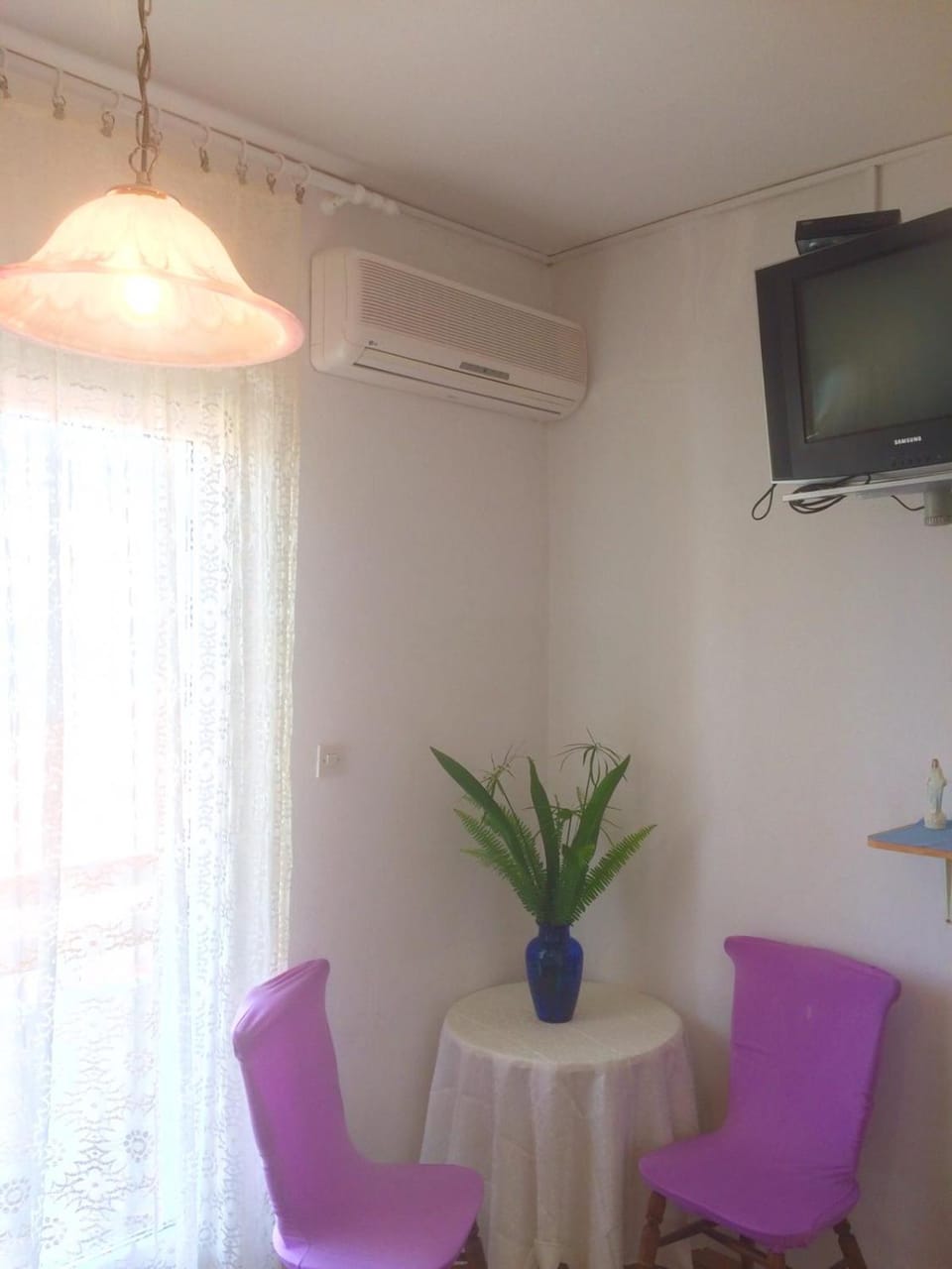 Living room, Seating area, air conditioner