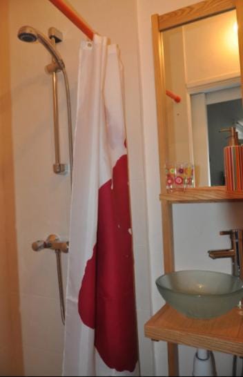 Studio lumineux Intra-muros à 2 pas de la plage. Apartment in St-Malo