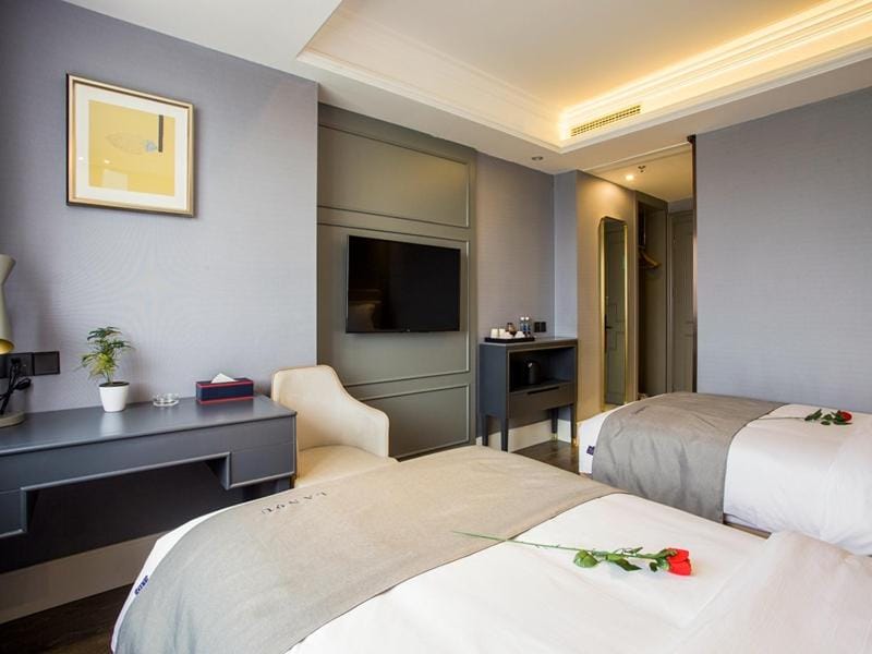 Lano Hotel Zhenjiang South High-speed Railway Station Baolong Plaza Hotel in Jiangsu