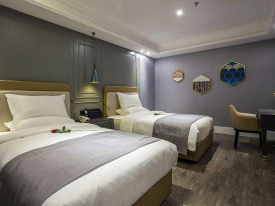 Lano Hotel Zhenjiang South High-speed Railway Station Baolong Plaza Hotel in Jiangsu