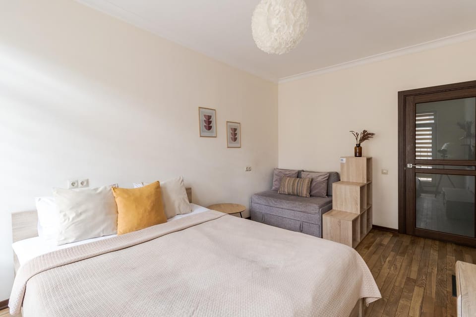 Bed, Living room, Photo of the whole room, Seating area, Bedroom