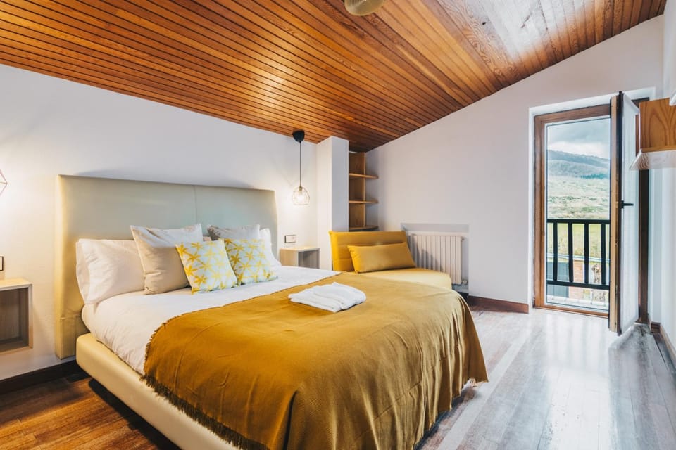 Bed, Photo of the whole room, Bedroom