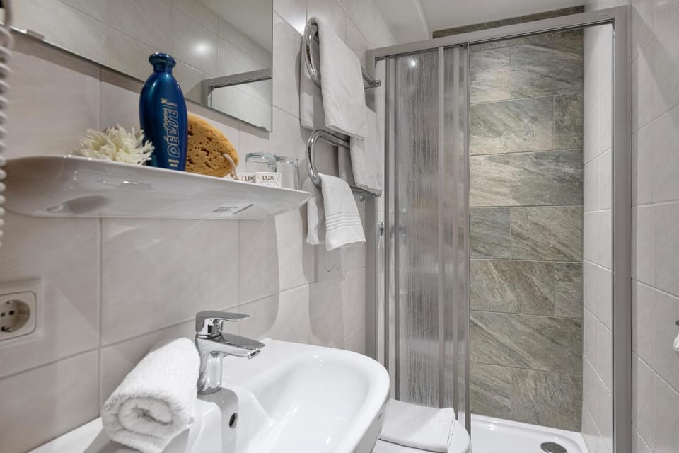 Shower, Bathroom, towels