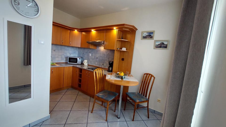 Coffee/tea facilities, Kitchen or kitchenette, Dining area, stove