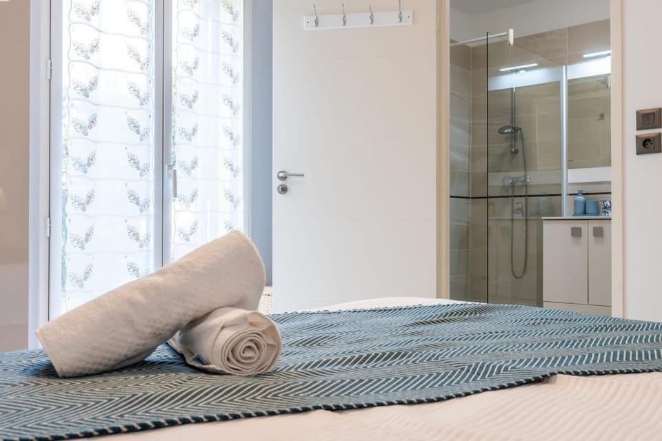 Photo of the whole room, Bedroom, towels