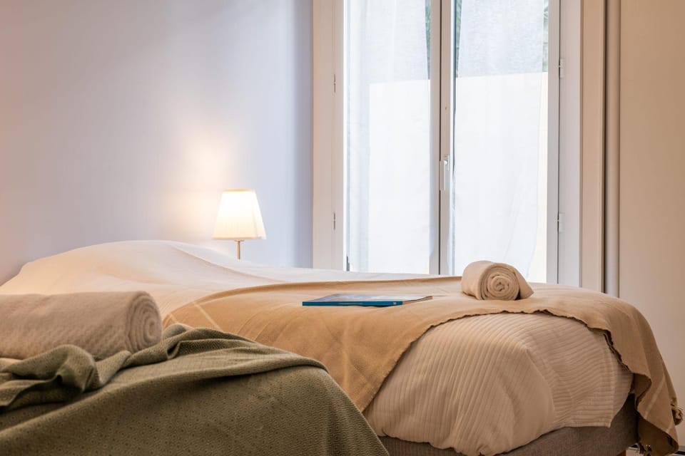 Bed, Bedroom, towels