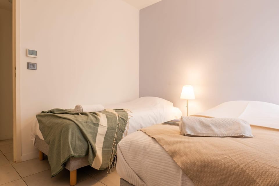 Bed, Bedroom, towels