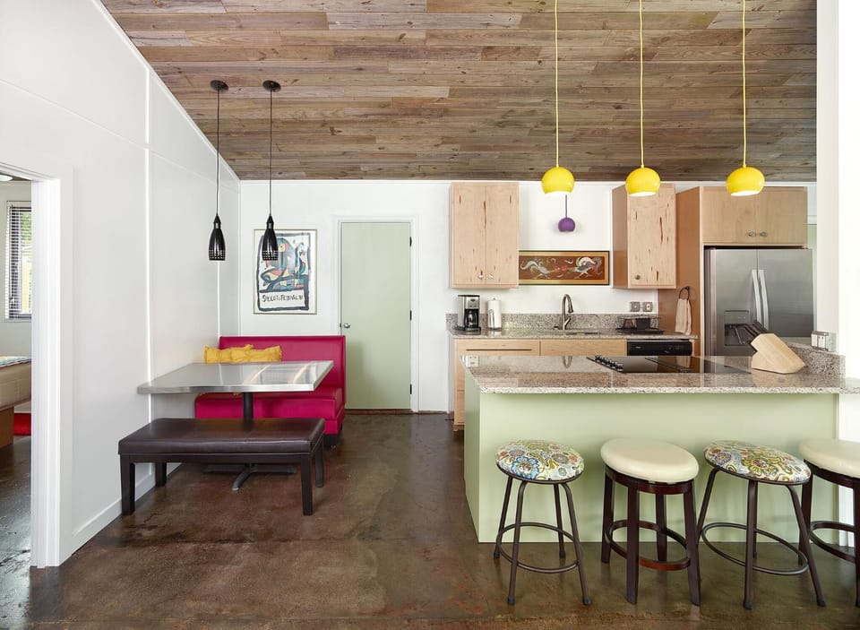 Kitchen or kitchenette, Dining area