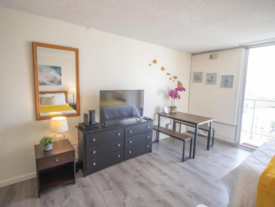 Marine Surf Waikiki 2108 - Parking Included Apartment in Honolulu