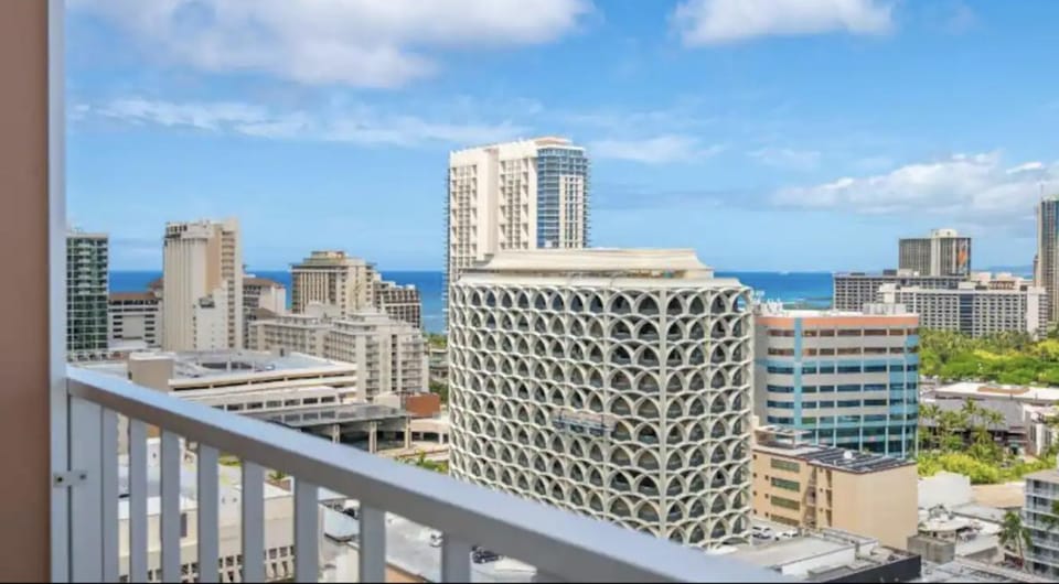 High Floor Marine Surf #2106 - Parking Included Apartment in Honolulu