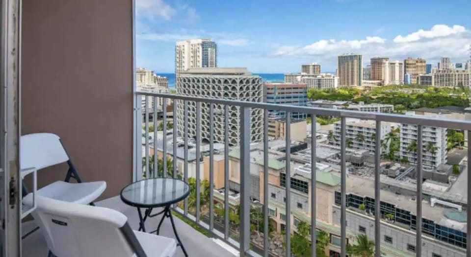 High Floor Marine Surf #2106 - Parking Included Apartment in Honolulu