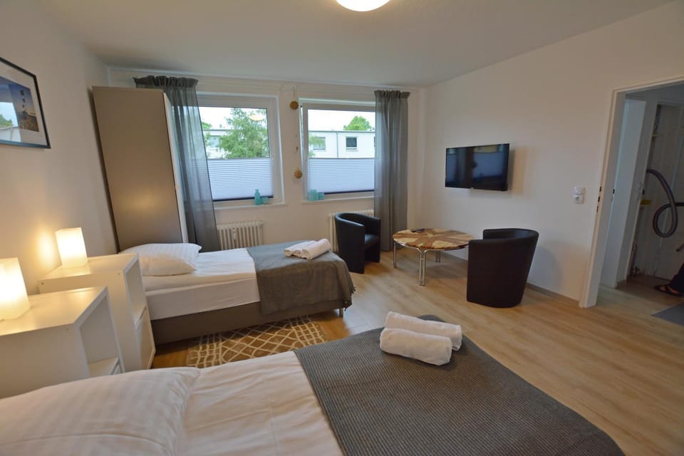 Bed, TV and multimedia, Living room, Photo of the whole room