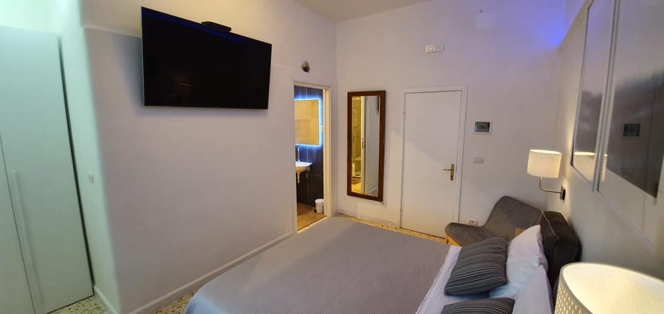 Bed, TV and multimedia, Photo of the whole room, Bedroom, wardrobe