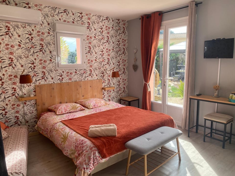 Bed, Photo of the whole room, Bedroom