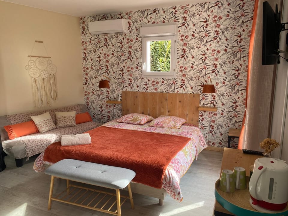 Photo of the whole room, Bedroom