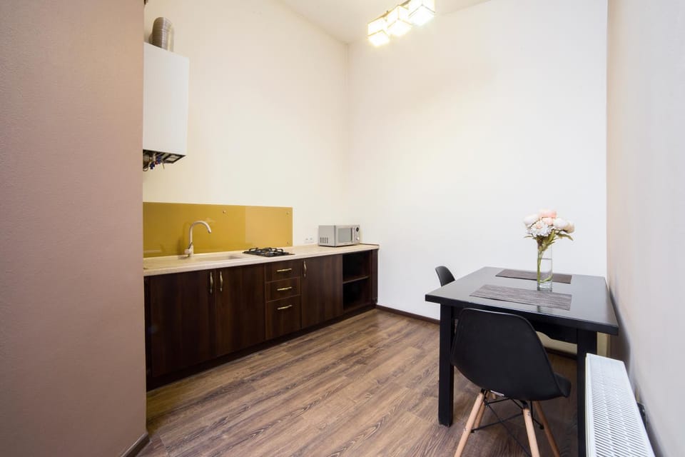 Kitchen or kitchenette, Dining area