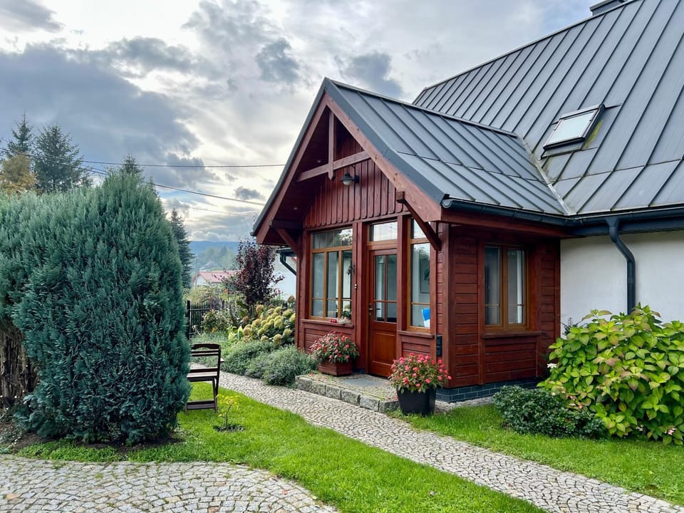 Property building, Facade/entrance, Spring, Day, Natural landscape, Summer, Garden, Windsurfing, On site, Parking
